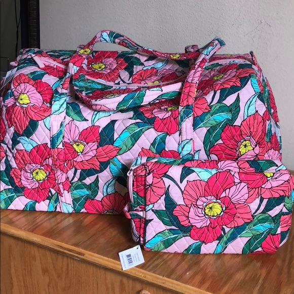 Vera Bradley Handbags - Lrg Duffle Vera Bradley w/ lrg cosmetic NWTs